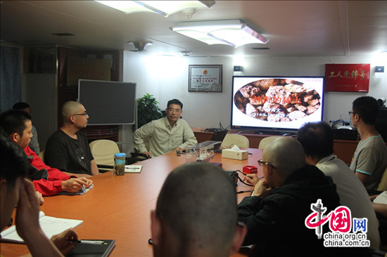 组图:“海洋六号”走航途中练兵忙 组图:“海洋六号”走航途中练兵忙