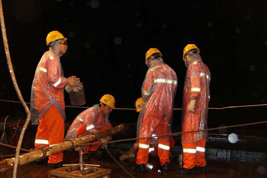 “海洋六号”科考队员太平洋雨夜中作业收样品 “海洋六号”科考队员太平洋雨夜中作业收样品