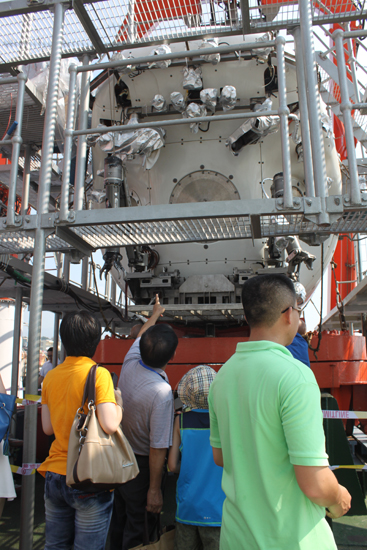 市民登船参观蛟龙号 市民登船参观蛟龙号