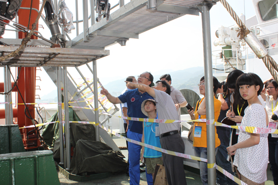 队员为市民进行讲解 队员为市民进行讲解